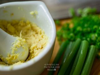 10、粵菜经典【白切鸡】 泡鸡秘诀保证肉质嫩滑,等待鸡冷却的时候可开始准备蘸料。姜削皮磨蓉，葱切碎。加上一小勺盐，把花生油烧滚烫，浇上去，姜蓉即完成。