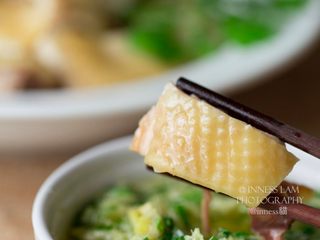 12、粵菜经典【白切鸡】 泡鸡秘诀保证肉质嫩滑,蘸一蘸姜蓉，鲜嫩多汁，皮脆肉滑