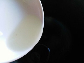 3、香甜爆米花（无黄油版）,热锅，倒入玉米油，晃动一下锅子