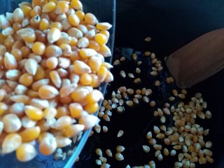 4、香甜爆米花（无黄油版）,倒入玉米粒