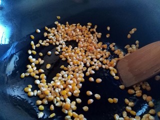 5、香甜爆米花（无黄油版）,一定要不停的翻炒