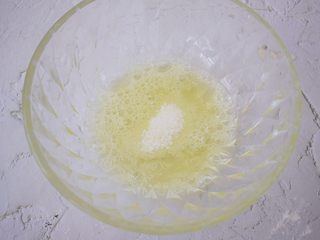 7、酸奶舒芙蕾蛋糕,蛋清中加入几滴柠檬汁，没有柠檬汁可以用白醋代替，主要是去除蛋腥味，打发至粗泡，白糖分三次加入到蛋清中