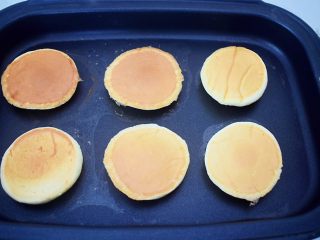 16、酸奶舒芙蕾蛋糕,开盖翻面再盖上锅盖焖2-3分钟就可以了