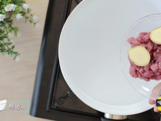 1、做一次,就有两种辅食调味料,煮面、拌饭都,牛肉和姜片放入锅中焯水。