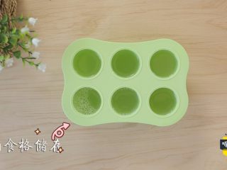 4、做一次,就有两种辅食调味料,煮面、拌饭都,冷却后放入辅食格中,冷冻保存,随取随用。