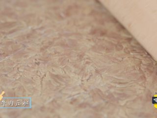 5、做一次,就有两种辅食调味料,煮面、拌饭都,牛肉沥干水分后放入保鲜袋中压松。