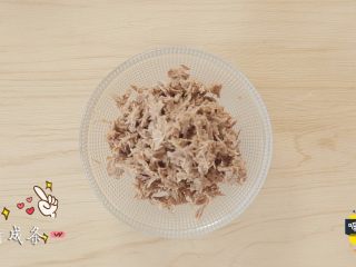 6、做一次,就有两种辅食调味料,煮面、拌饭都,撕成小条。