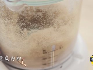 7、做一次,就有两种辅食调味料,煮面、拌饭都,放入辅食机中搅拌成肉松。