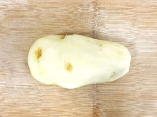 2、甜美的下午茶之蓝莓土豆球,土豆洗净去皮