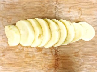 3、甜美的下午茶之蓝莓土豆球,切成薄片，利于蒸熟