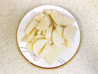 4、甜美的下午茶之蓝莓土豆球,将土豆片铺满盘子，用微波炉加热至熟，也可以用蒸锅蒸熟，就一个土豆，用微波炉快捷方便