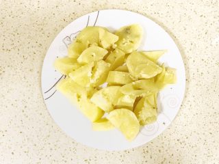 5、甜美的下午茶之蓝莓土豆球,用微波炉加热熟的土豆比较干爽