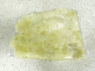 7、甜美的下午茶之蓝莓土豆球,用擀面杖擀压碎，这样做成的土豆泥非常细腻