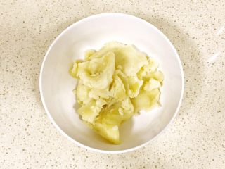 8、甜美的下午茶之蓝莓土豆球,土豆泥擀压好后，倒入碗里