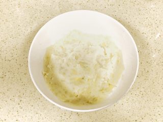 10、甜美的下午茶之蓝莓土豆球,是否搅拌好的标准是，要看土豆泥是否能握成团，顺利握成团就可以停止搅拌了