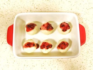 14、甜美的下午茶之蓝莓土豆球,如果蓝莓酱太稀薄，不能固定，可以将蓝莓酱冷藏一会儿，就会固定住了