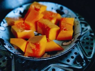 1、爆汁芝士南瓜球,南瓜去皮，去瓤，切小块，隔水蒸熟，约15分钟样子。