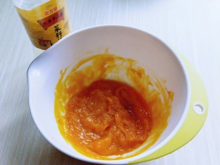 2、爆汁芝士南瓜球,蒸熟的南瓜用手动打蛋器打成南瓜泥状。