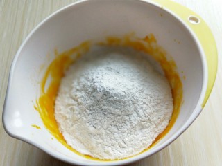 3、爆汁芝士南瓜球,再筛入面粉。