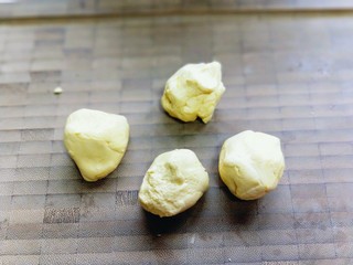 5、爆汁芝士南瓜球,再把面团分成一样的小面团。