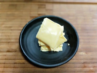 8、爆汁芝士南瓜球,去掉包装袋。