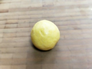 10、爆汁芝士南瓜球,包起来，收口捏紧，朝下。全部做完。