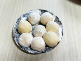 12、爆汁芝士南瓜球,全部做完的南瓜芝士球。