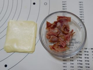 1、培根芝士华夫饼,芝士片备好。培根煎熟，切碎备用。
