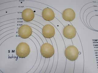 7、培根芝士华夫饼,滚圆，盖上保鲜膜松弛10分钟。