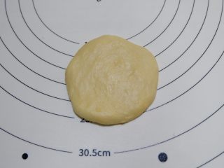 8、培根芝士华夫饼,松弛好的面团，取一个压扁。