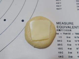 9、培根芝士华夫饼,将芝士片撕成小块放入