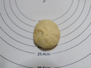 11、培根芝士华夫饼,包起来捏紧收口。