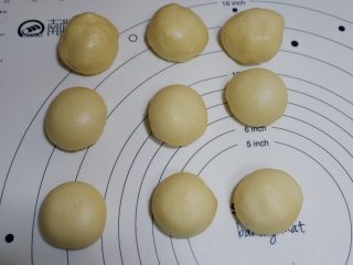 12、培根芝士华夫饼,依次做好，室温醒发30分钟。