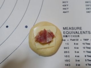 10、培根芝士华夫饼,在放入少许培根。