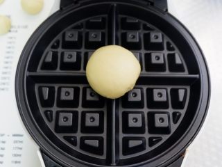 13、培根芝士华夫饼,将醒发好的面团放入烤盘上。