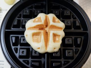 14、培根芝士华夫饼,盖上盖子，大概2分钟左右。双面金黄即可