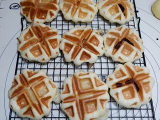 15、培根芝士华夫饼,取出冷却，密封保存即可。