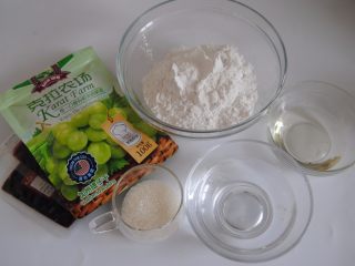 1、加州葡萄干豆沙凉糕卷,准备好食材