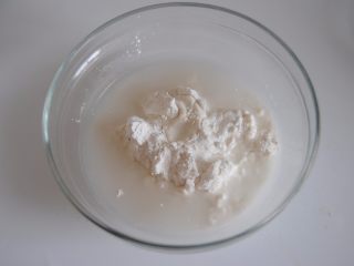 2、加州葡萄干豆沙凉糕卷,糯米粉和玉米淀粉混合均匀，加入清水