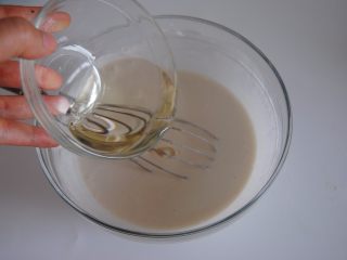 5、加州葡萄干豆沙凉糕卷, 加入玉米油