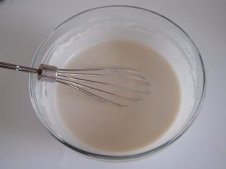 6、加州葡萄干豆沙凉糕卷,拌匀至无油星