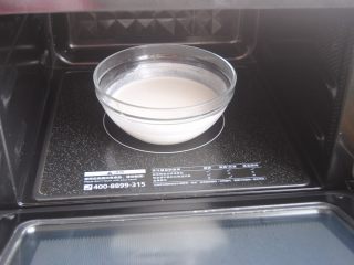 7、加州葡萄干豆沙凉糕卷,放进微波炉高火2分钟即可