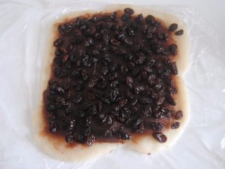 11、加州葡萄干豆沙凉糕卷, 均匀的铺上加州葡萄干，一共用了3小盒