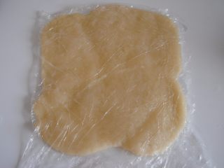 9、加州葡萄干豆沙凉糕卷,放进保鲜袋，用过擀面杖擀成片状