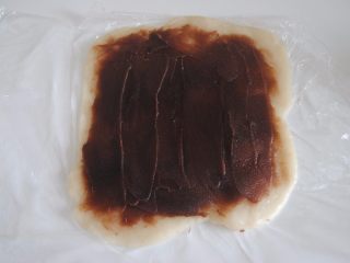 10、加州葡萄干豆沙凉糕卷, 剪开保鲜袋抹上豆沙