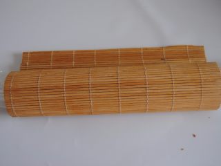 12、加州葡萄干豆沙凉糕卷, 隔着保险袋用珠帘协助卷起，收紧放入冰箱冷藏1小时