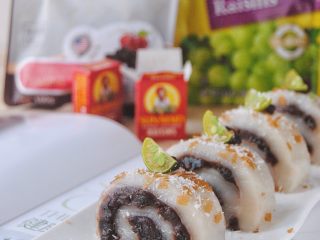 14、加州葡萄干豆沙凉糕卷,切件，放上椰蓉可可脆片装饰