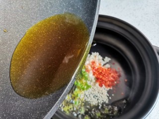 2、酸汤水饺,半碗油烧热。