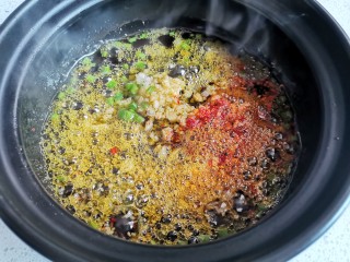 3、酸汤水饺,淋入碗中。