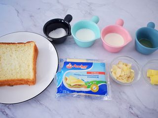 1、熔岩乳酪吐司,准备好材料